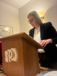 Nicole Bäumler während der Sitzungsleitung